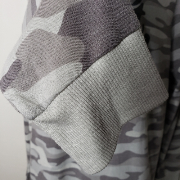 Torrid Top "Can't I'm Busy" Gray Camo Size 0 Large 12 Long Sleeve Hoodie Tee NWT - Picture 12 of 16